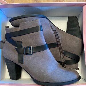 Women’s Crown Vintage Liza gray with black boots size 11